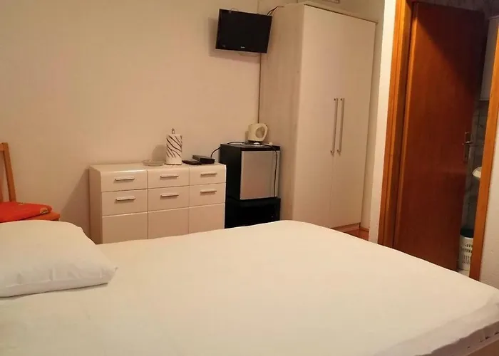 And Ruza 特罗吉尔