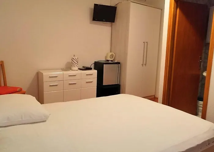 And Ruza 特罗吉尔