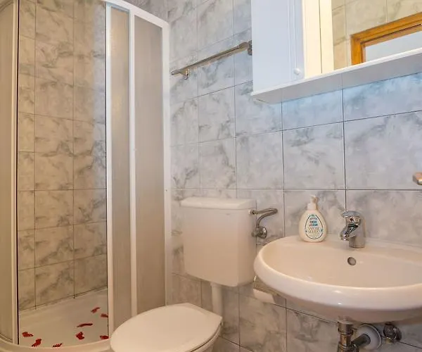 And Ruza 特罗吉尔